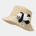 Detail van beige katoenen vissershoed met een 3D panda pluche en geweven textiellabel - M (56-58cm) / Khaki