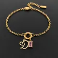 14K vergulde roestvrijstalen armband met hartletter D en roze kristallen bedel - Letter D / Goud