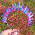Détail du serre-tête wicca avec cristaux dégradés rose-bleu et pendentif lune en argent - Rose & Bleu Mélangé (Lune Argentée)