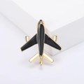 Dettaglio di una spilla a forma di aereo dorato con smalto nero e strass di cristallo - Stile Oro Nero (0930)