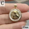 Dettaglio pendente Vergine Maria 20mm con bordo dorato e inserto in madreperla bianca - Stile C-Rotondo Vergine Maria / 20mm