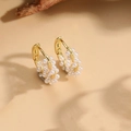 Elegante gouden titanium oorbellen met een trosje kleine witte parels en zirkonen - Multi-Parel Creolen
