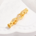 Makroaufnahme des vergoldeten Unendlich-Schmuckverschlusses mit glitzernden Zirkonsteinen - Stil D: Goldener Halbglatter Unendlich-Verschluss