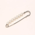 Detailed view of a silver safety pin with seven white pearls for waist adjustment - 7cm 7 Pearls Silver