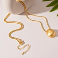Dettaglio di un ciondolo ovale dorato spazzolato su una catena a serpente sottile - Medaglione Ovale / Oro