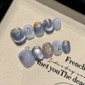 Unghie finte fatte a mano blu nebbia con effetto cat-eye e dettagli in foglia d'oro - Extra Piccolo (XS) / Sfumatura di Pietra Preziosa Blu (2359-Tondo Corto)