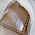 Close-up van zilveren titanium stalen ketting met vierkante hanger en zirkoon op zijde stof - Titanium Stalen Ketting + Koperen Hanger / Zilveren Vierkante Transparante Zirkonia Hanger (F424)