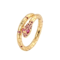 Makroaufnahme goldener Schlangenring mit roten und rosa Zirkonia-Steinen auf weiß - Rosa Schlange