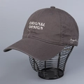 Dettaglio del ricamo bianco sul cappellino da baseball in cotone grigio scuro - M (56-58cm) / Grigio
