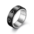 Dettaglio di un anello spinner in acciaio inossidabile con fascia nera e faccine sorridenti - Taglia 6 / Faccina Sorridente Rotante / 8mm / Nero