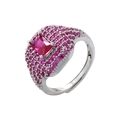 Gros plan d'une bague cocktail avec pierre rose carrée et pavage de cristaux - Plaqué Platine Zirconium Rose Rouge