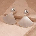 Detalle de pendientes de abanico en metal cepillado plateado sobre piedra beige texturizada - Plateado