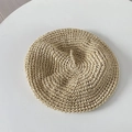 Detalle de textura tejida a mano de la boina de paja beige con diseño transpirable - M (56-58cm) / Beige
