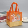 Sac cadeau de Pâques en non-tissé avec motif lapin, bordure orange et imprimé Happy Easter - XH33-Horizontal