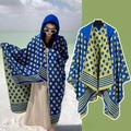 Poncho à capuche en tricot ethnique avec motif jacquard bleu et jaune recto-verso - Couleur 53