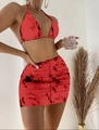 Detail von Bikini-Oberteil mit Marmordruck und passendem gerafftem Minirock-Set - Rot