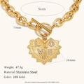 Vista macro de collar de acero dorado con colgante de corazón LOVE y cierre de barra - Collar de Cadena en O con Colgante de Corazón - Dorado