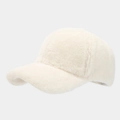 Primer plano de la suave textura de felpa marfil de esta gorra de béisbol de invierno - Ajustable / Blanco Roto