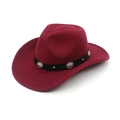 Détail du chapeau de cowboy bordeaux en feutre avec bande en cuir et conchos argentés - M(56-58cm) / Bordeaux