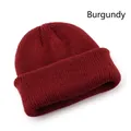 Einfarbige burgunderrote Strickmütze mit dickem Umschlag und Ohrenschutz für den Winter - Burgunderrot