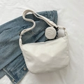 Détail du sac à main en velours côtelé blanc avec petit porte-monnaie sur jean bleu - Blanc