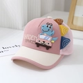Dettaglio del cappellino rosa in rete con patch in silicone di dinosauro e ricamo - 52cm (2-5 Anni) / Rosa