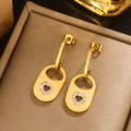 Nahaufnahme goldener ovaler Ohrringe mit Herz-Strasssteinen in einer Luxusbox - Gold E-383 Herz Oval Ohrringe