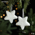 Dos estrellas de Navidad blancas con lentejuelas plateadas en ramas de pino verde - Estilo de Pentagrama Blanco (APYX49-4)