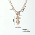 Détails macro d'un pendentif cœur doré et fille avec mesures de taille précises - Style Cœur Fille Unique (N00929-1)