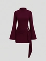 Détail des fronces à la taille et anneau doré sur robe moulante bordeaux à manches longues - S / Violet