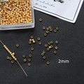 Detalle macro de cuentas espaciadoras doradas de 2 mm para creación de joyas DIY - Oro de 18K 2mm (100 piezas)