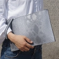 Graue PU-Umschlagtasche mit 3D-Schlangenmuster, von Model präsentiert, für Alltag - Dunkelgrau