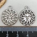 Coppia di ciondoli a sole in argento traforato mostrati con righello per dimensioni - Ciondolo Viso di Sole Argento Antico (17x20mm)