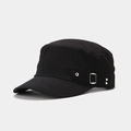 Dettaglio del cappello militare nero in cotone con fibbia in metallo e rivetti sul lato - Regolabile / Nero