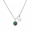 Detailansicht von goldenem Pentagramm und grün gestreiftem Steinanhänger an der Kette - 10mm / Stahl Malachit