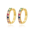 Détail de boucles d'oreilles créoles dorées avec zircons arc-en-ciel et design évidé ondulé - Zircon Multicolore Or