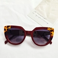 Occhiali da sole cat-eye bordeaux con dettagli tartarugati e lenti sfumate viola - Borgogna