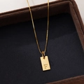 Minimalist gold S925 silver square pendant necklace featuring an engraved letter F - Letter F / Gold