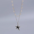 Détail du collier double argenté avec breloques étoiles et pendentif étoile en émail noir - Collier Étoile de Lave Double Couche Argenté (2099)