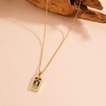 Macro d'un pendentif tarot vintage rectangulaire avec émail noir et gemmes bleues sur chaîne - L'Étoile (C121)
