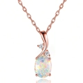 Détail du collier avec pendentif opale ovale et zircons sur monture en or rose - Or rose
