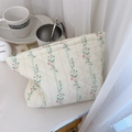 Detalle de neceser acolchado floral con motivos rosas y cremallera metálica - Hojas Verdes y Flores Rosas