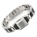 Dettaglio ravvicinato del bracciale magnetico da uomo con inserti in carbonio e metallo lucido - Fibra di Carbonio Argento