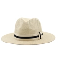 Detailopname van beige Panama strohoed met een gestreepte elastische band versiering - M (56-58cm) / Beige