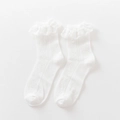 Elegante weiße Baumwollsocken mit zarter Spitze und dezentem Herzmuster-Design - Einheitsgröße / Weiß