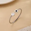 Detalle de brazalete de titanio plateado con números romanos e incrustación bicolor - Plata - Números Romanos Concha