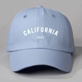 Berretto da baseball azzurro retrò con stampa CALIFORNIA 1991 bianca e visiera - Regolabile / Celeste