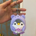 Nahaufnahme des Plüsch-Pinguins mit lila Kapuzenpulli und kleinem Lutscher-Anhänger - Violetter Pinguin mit Lutscher (Schlüsselanhänger) / 10cm