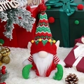 Gnome de Noël en peluche avec long bonnet tricoté rouge et vert et barbe blanche - Long Bonnet Elfe Assis