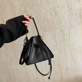 Borsa a tracolla punk triangolare nera con teschio d'argento e cinturino - Stile 2 (Teschio in Metallo)